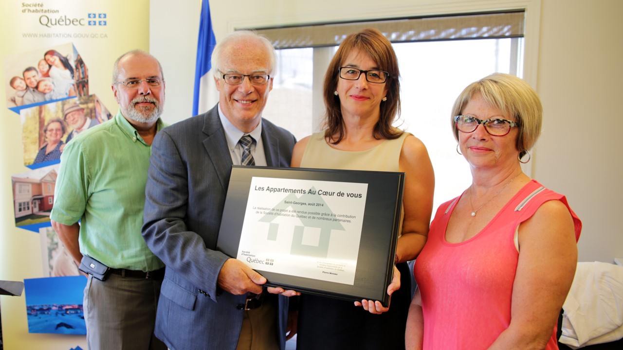 De gauche à droite: Claude Morin, maire de la Ville de Saint-Georges, Robert Dutil, député de Beauce-Sud, Élise Dion présidente de la Fondation des CHSLD et des CLSC de Beauce, et Josée Durand, directrice du groupe de ressources techniques Beauce-Appalaches.