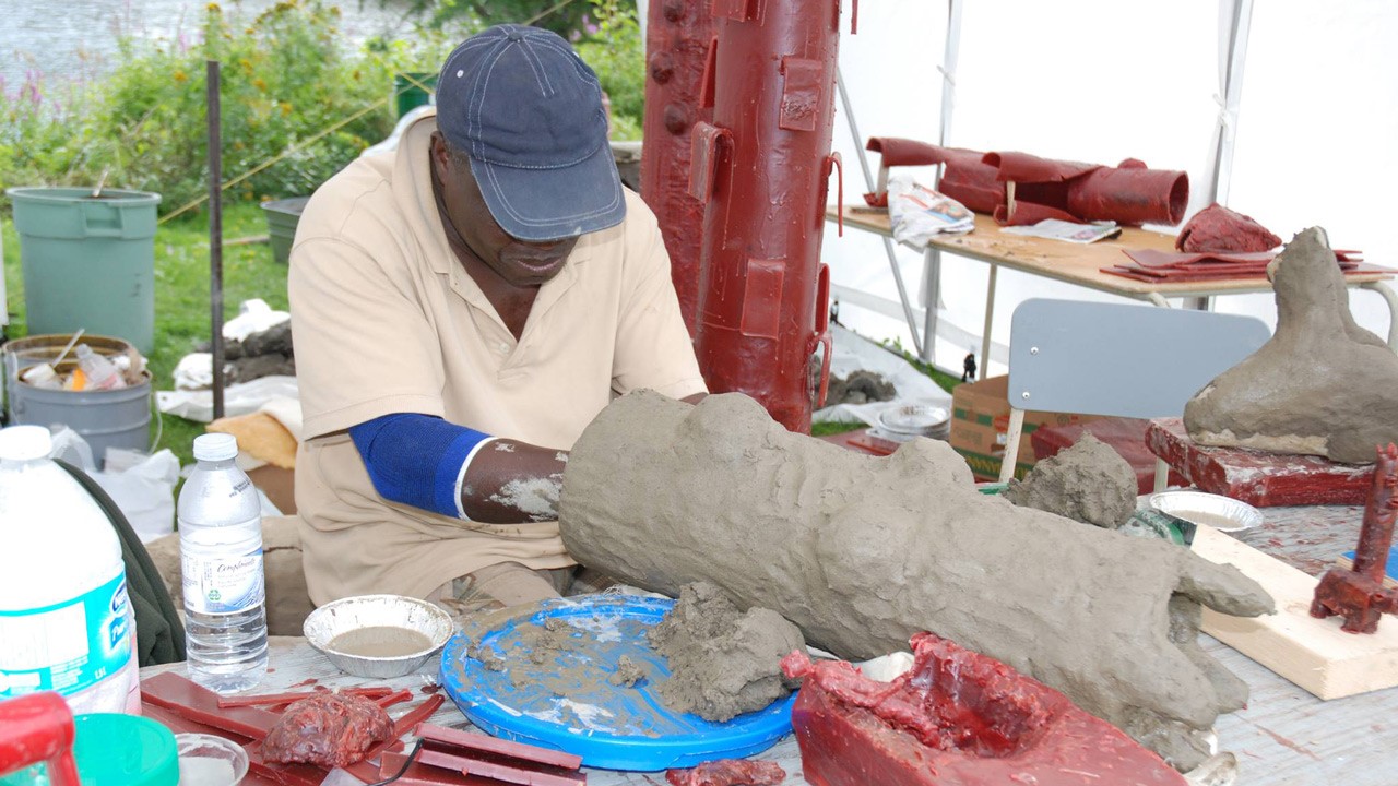 Les artistes internationaux du symposium de sculpture de l’Île Pozer rencontreront le public jusqu’au 6 septembre prochain