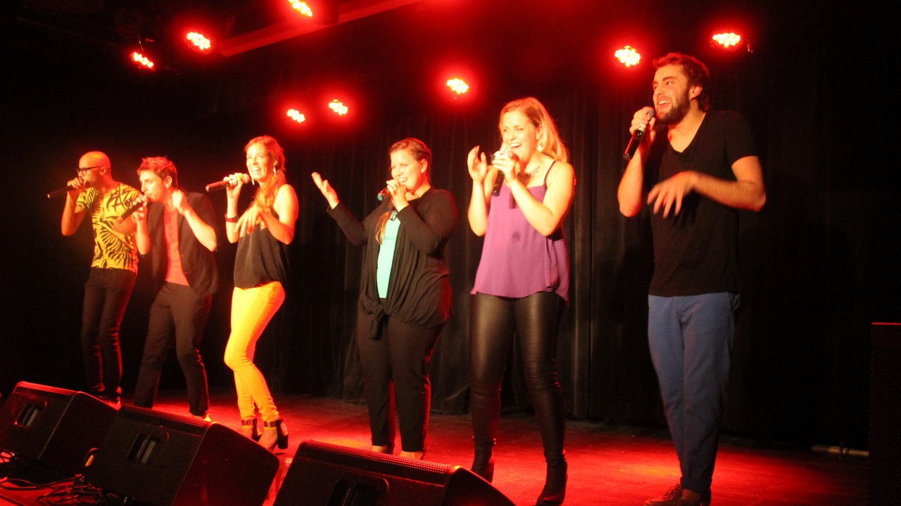 Spectacle énergique et coloré par le groupe « The Rainbows »