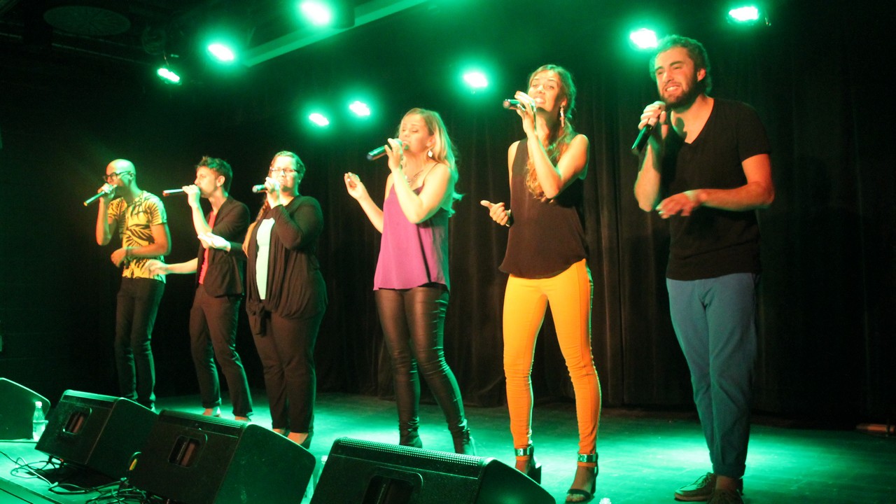 Spectacle énergique et coloré par le groupe « The Rainbows »