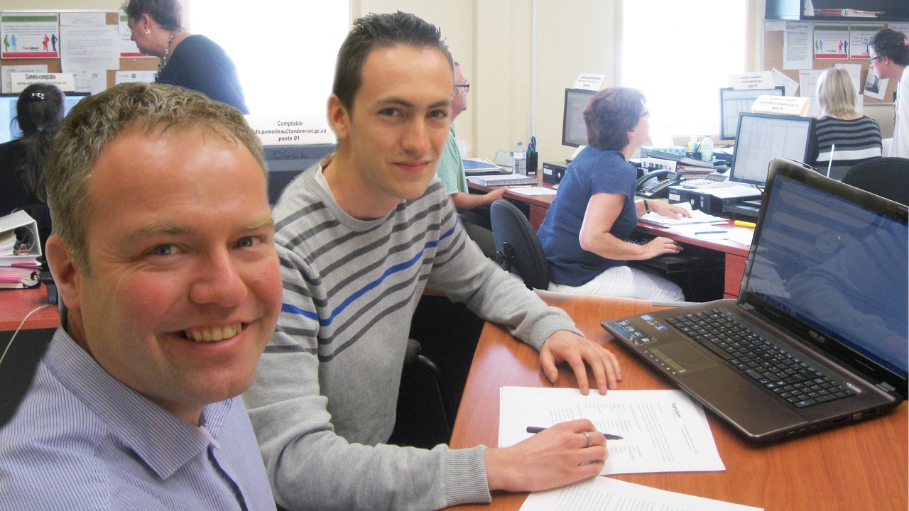 Alain Quirion, directeur de Tandem à l’avant-plan, et Florent Tonneau, stagiaire en programmation de l’IUT de Blagnac en France.