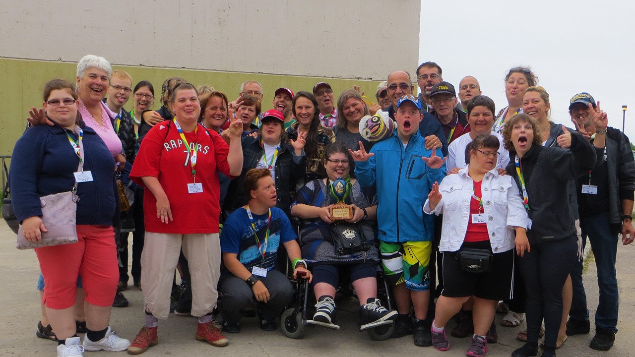 Un petit trophée en forme de bleuet a été remis à l’Association régionale de loisirs pour personnes handicapées de Chaudière-Appalaches, pour marquer le fait qu’elle recevra la prochaine édition de Destination Loisirs.