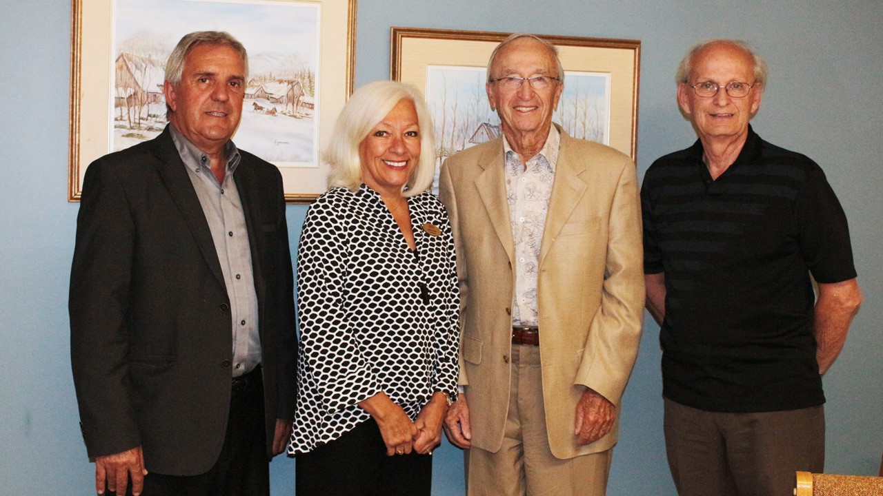 De gauche à droite: Léon Drouin, président de la Maison Catherine de Longpré, Aline Fortin, Directrice de la Maison Catherine de Longpré, Raymond Doyon, président d'honneur de la 23e loterie, Bernard Poulin, responsable de la loterie