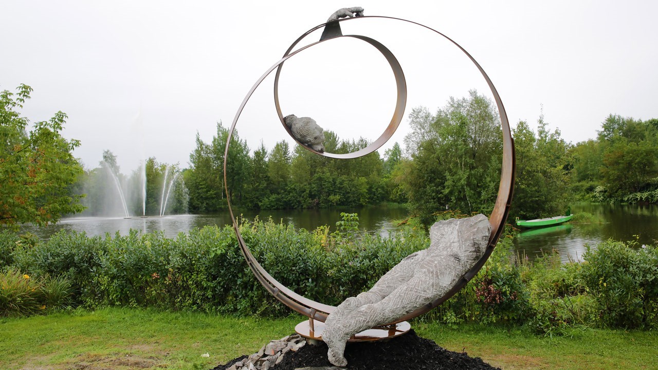 La « Piste », construction faite de pierre et d’acier Corten par l’artiste Pascale Archambault.