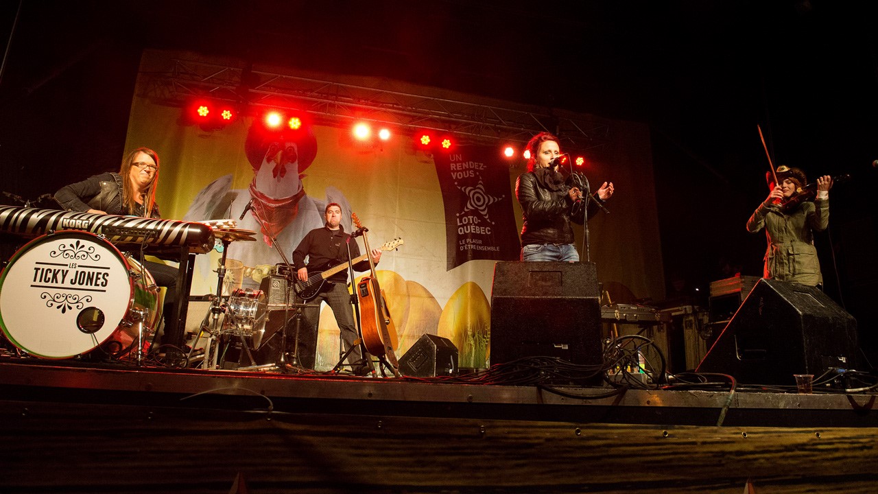 La formation « Les Ticky Jones » a eu l’opportunité de jouer devant 3000 festivaliers lors du Festival western de Saint-Tite.