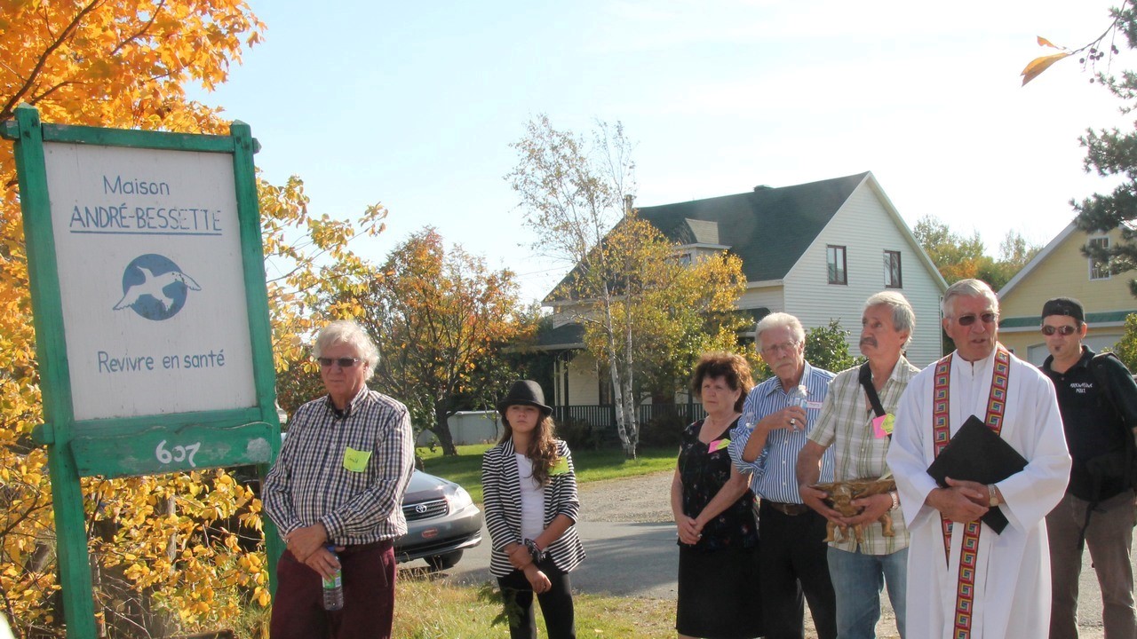 La Maison André-Bessette inaugure son parc « Un Arbre, un Livre »