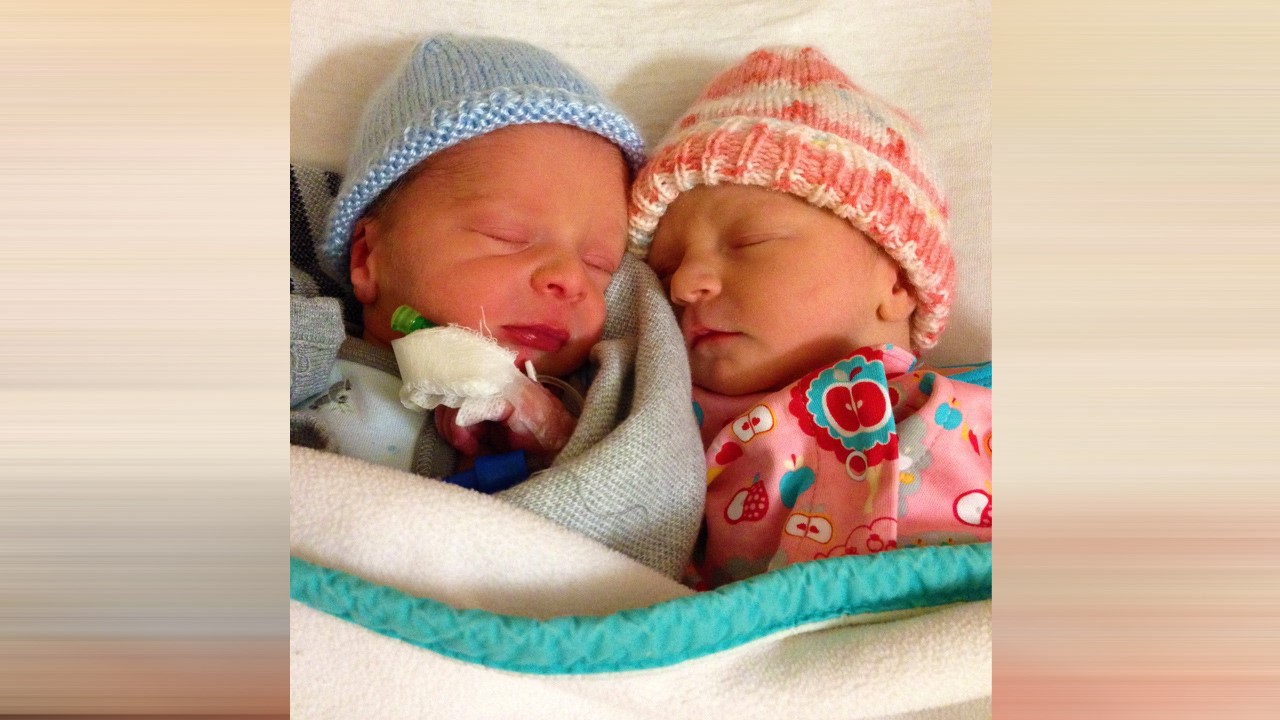 Sur la photo: Paul et Alice, les premiers bébés de l'année pour la région de Québec.