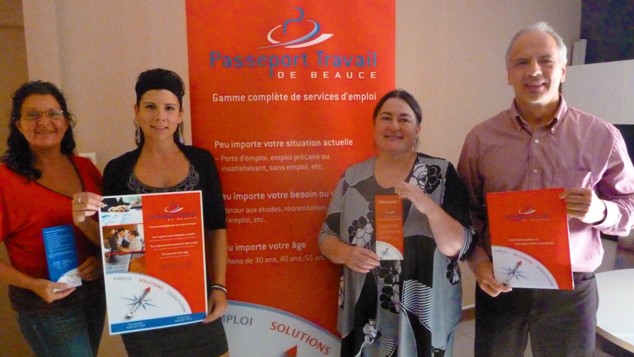 Présentant les nouvelles couleurs corporatives : Nathalie Poulin, conseillère en ressources humaines, Jessica Blais, conseillère d’orientation, Sylvie Nadeau, conseillère aux services à la clientèle et Sylvain Bonneau, directeur général