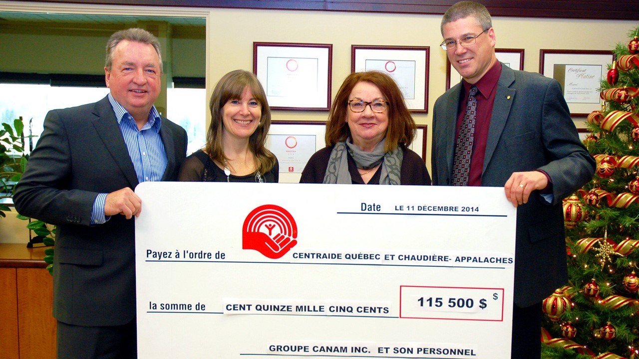 Sur la photo, de gauche à droite : Mario Bernard, vice-président exécutif et chef des opérations manufacturières, Sonia Poulin, adjointe administrative, Paule Savoie, représentante déléguée de Centraide et Charles Pépin,directeur Desjardins Centre financier aux entreprises Chaudière-Sud et bénévole pour Centraide.
Absentes de la photo : June Lamontagne, coordonnatrice ressources humaines, et Sarah Bertiaux, assistante Ressources humaines et production.