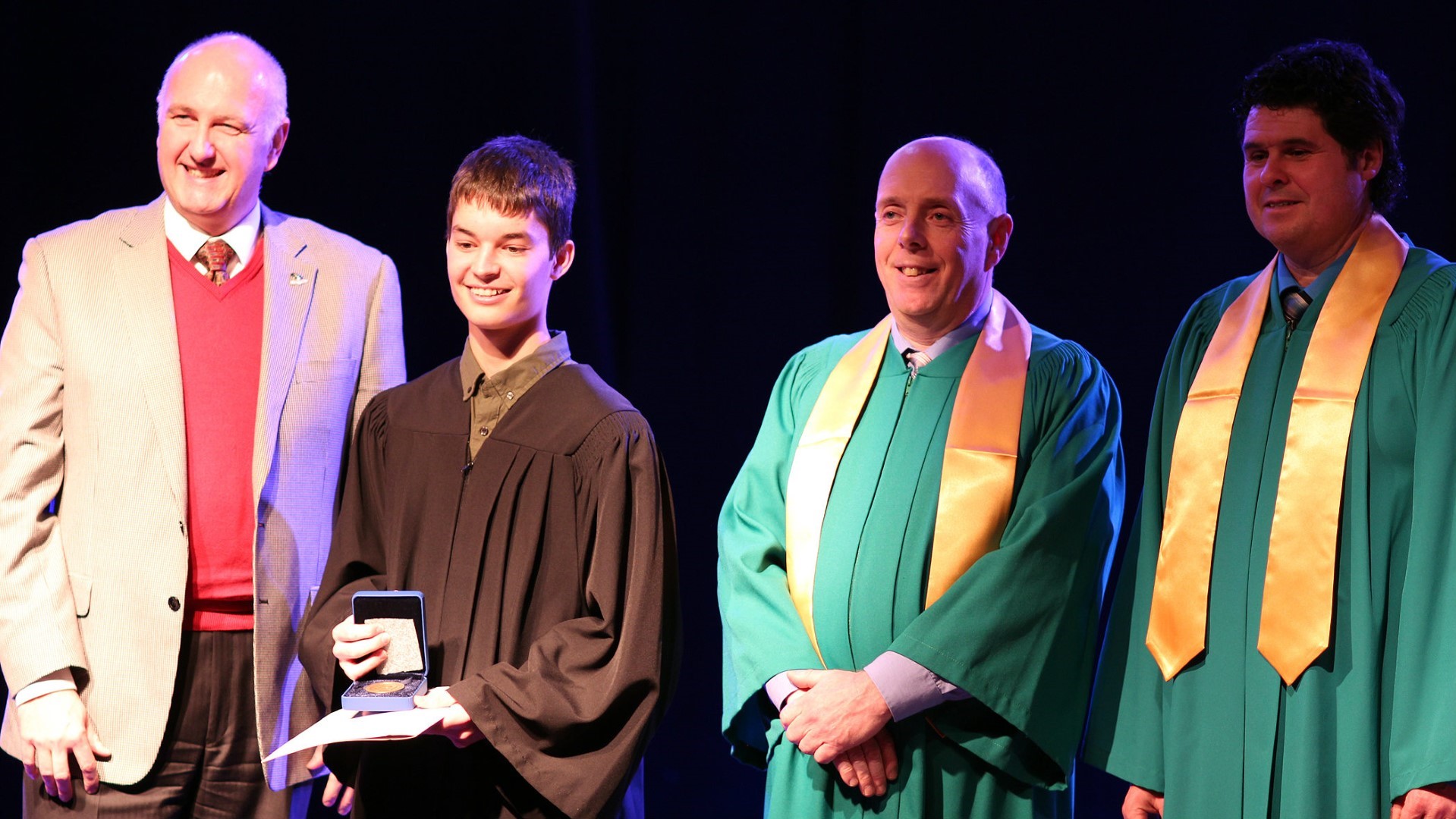 M. Normand Lessard, directeur général de la CSBE, Éric Lessard récipiendaire de la médaille du Gouverneur Général et Messieurs Jean-François Giguère et Robin Rodrigue directeurs de la Polyvalente Saint-François.