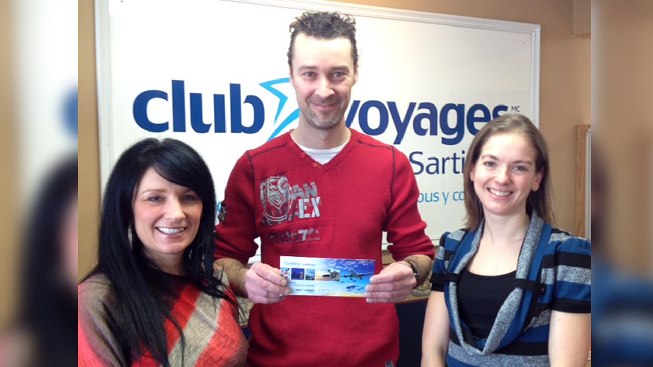 Sur la photo, de gauche à droite: Karyne Létourneau, propriétaire de l’agence de voyage « Club Voyages Sartigan », Dominic Julien du Groupe ICB, et Amélie Rodrigue, agente de liaison au Bercail.