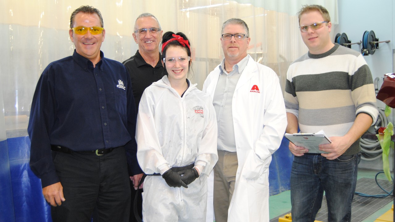 L'entraineur de Kassandra, Claude Labonté (à gauche), les experts en peinture automobile Pierre Mercouiller (centre-gauche) et Normand Cormier (centre-droite), de même que le membre de Compétences Canada, Aaron Hebb (à droite), ont évalué le travail de celle-ci lors d'une évaluation de quatre jours.