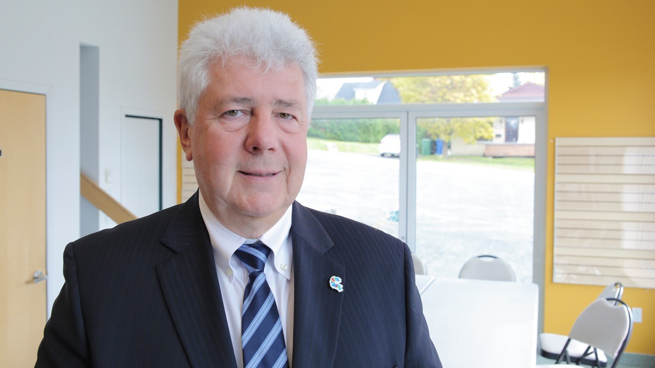 Tom Redmond défie son adversaire libéral de participer à plusieurs débats