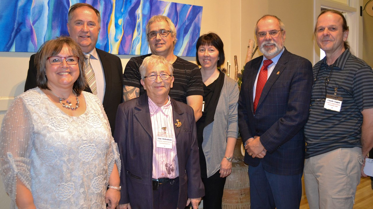 De gauche à droite: Caroline Veilleux, chef de division développement culturel, Paul Busque,député de Beauce-Sud, Lise Thibodeau, coordonnatrice du Salon, Michel Lapierre et Isabelle Lacroix, président  et présidente d'honneur en 2015, Claude Morin, maire de la Ville de Saint-Georges, et Claude Gagné, président de AAB.