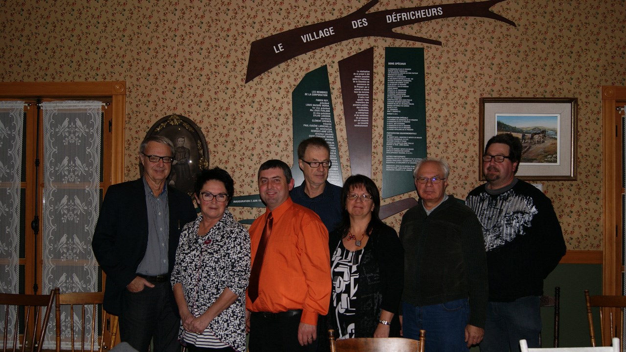 Les membres du conseil d'administration, (de gauche à droite) Jacques Noury, Marie-Claude Lantagne, Steeve Pomerleau, Jacques Poulin, Nicole Morin, André Bussière et Daniel Gagné ont décidé de mettre fin aux activités du Village des Défricheurs.