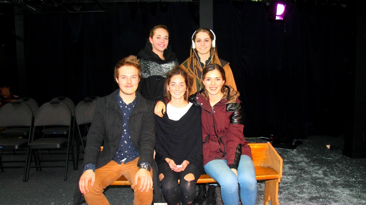 Les comédiens : Marie-Ève Turcotte, Samantha Boucher, James Lessard-Caron, Léonie Champagne et Pamela Doyon.