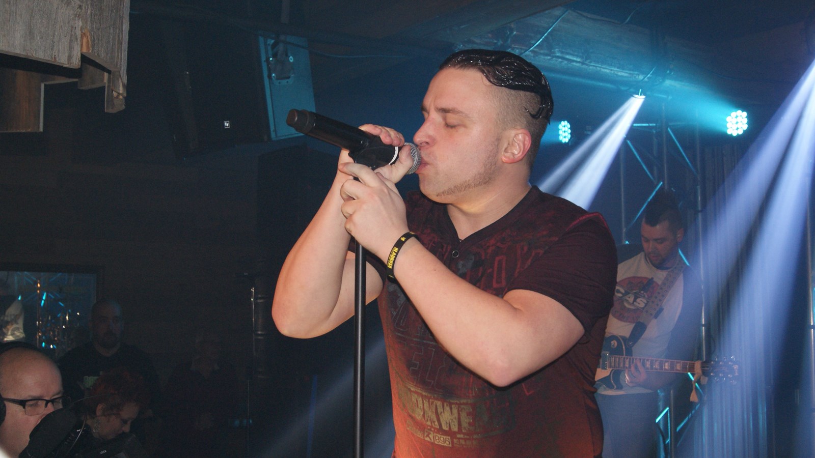 Le chanteur de News Out : Anthony Bouffard