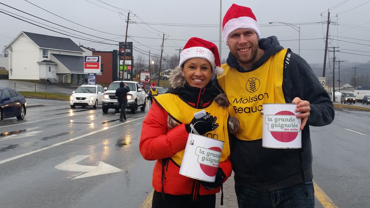 L'équipe d'EnBeauce.com était présente lors de la Guignolée au coin de la 90e Rue et du boulevard Lacroix. À gauche, Danny Paquet, conseillère publicitaire, en compagnie de Gabriel Gignac, journaliste.