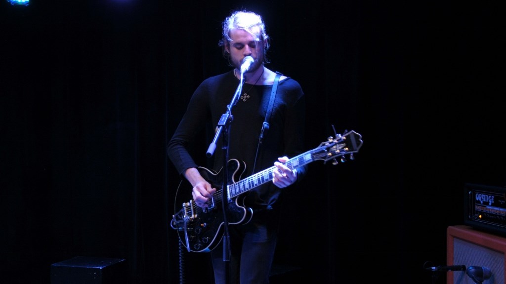 Andrew Balcon est un complément parfait à la guitare et au chant