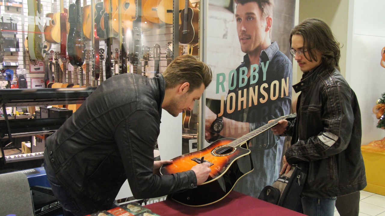 Robby Johnson fait de nombreux heureux lors de la séance d'autographes