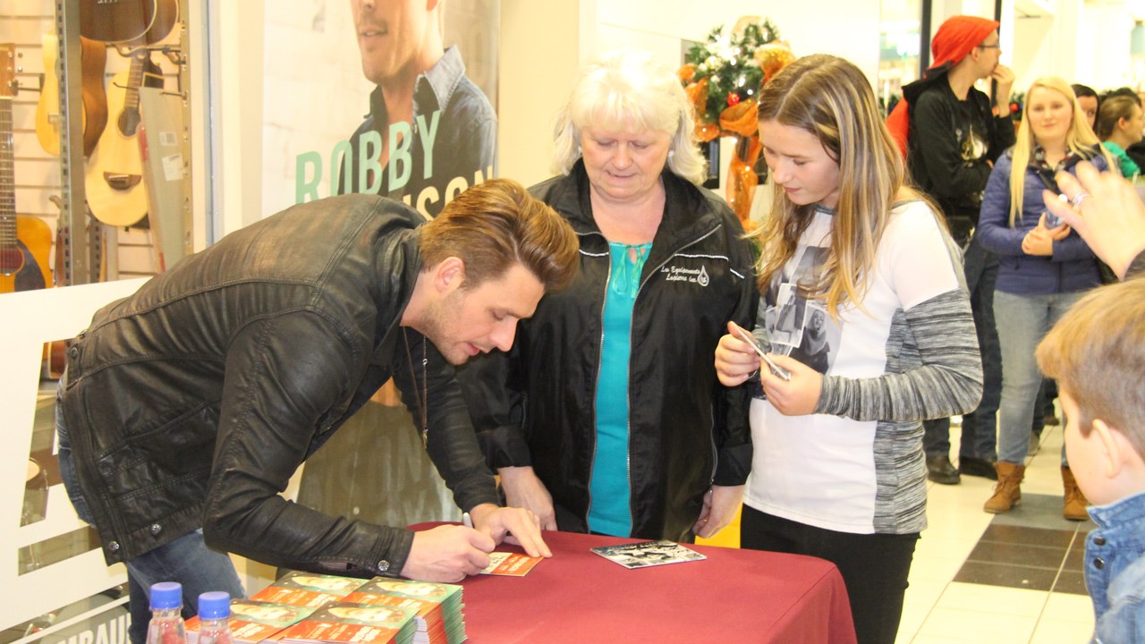 Robby Johnson fait de nombreux heureux lors de la séance d'autographes