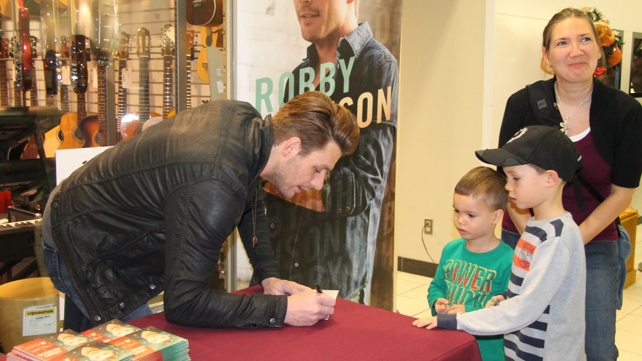 Robby Johnson fait de nombreux heureux lors de la séance d'autographes
