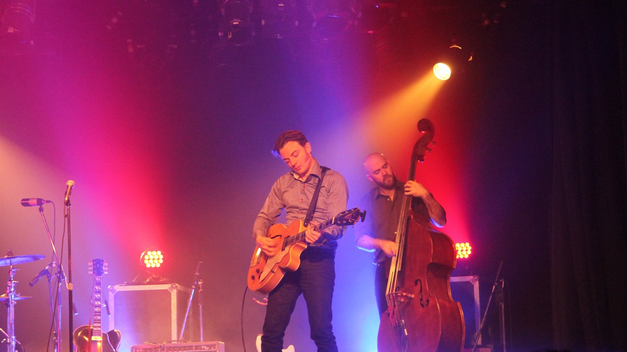 Un vibrant spectacle avec le chanteur et guitariste Jordan Officer