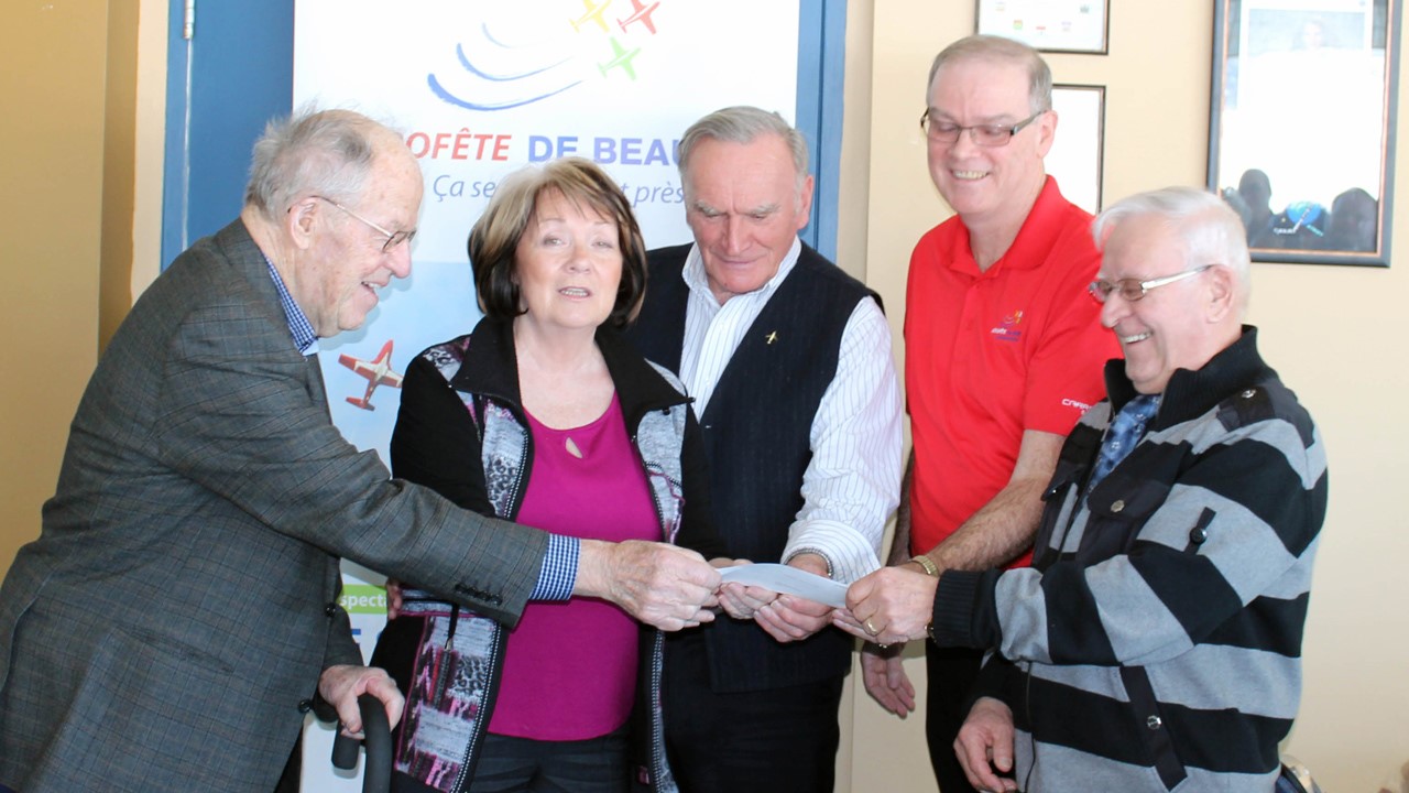 Musée de l’aviation de Ste-Marie ($1000). De gauche à droite: le Vice-président Gérard Lacasse, Ginette Dufour adjointe, Thomas Fecteau, Gilles Lessard et André Laliberté, membre du CA.