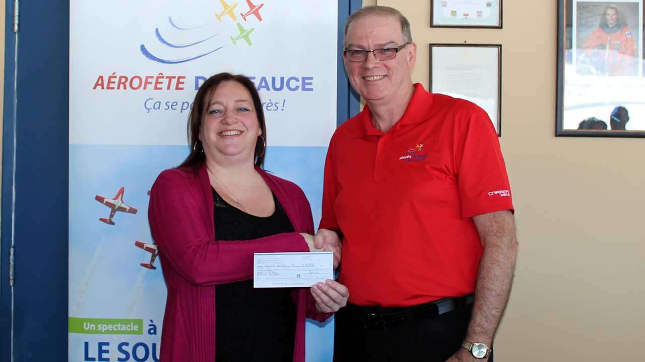Musée de la défense aérienne de Bagotville ($1000). Sur la photo: Marie-Josée Duchesne, directrice du musée, ainsi que Gilles Lessard.