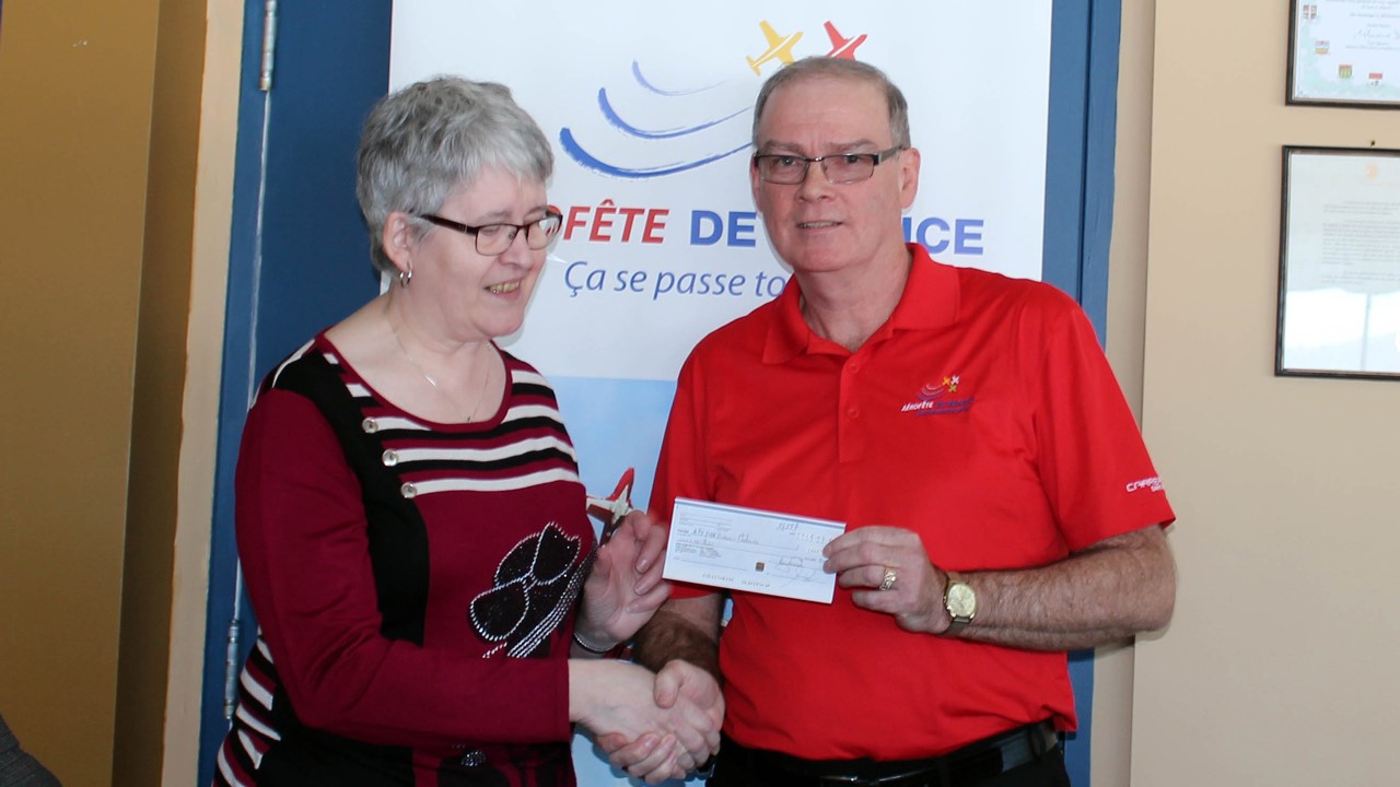 L'APEDAH ($1000). Sur la photo, Colombe Turcotte et Gilles Lessard.
