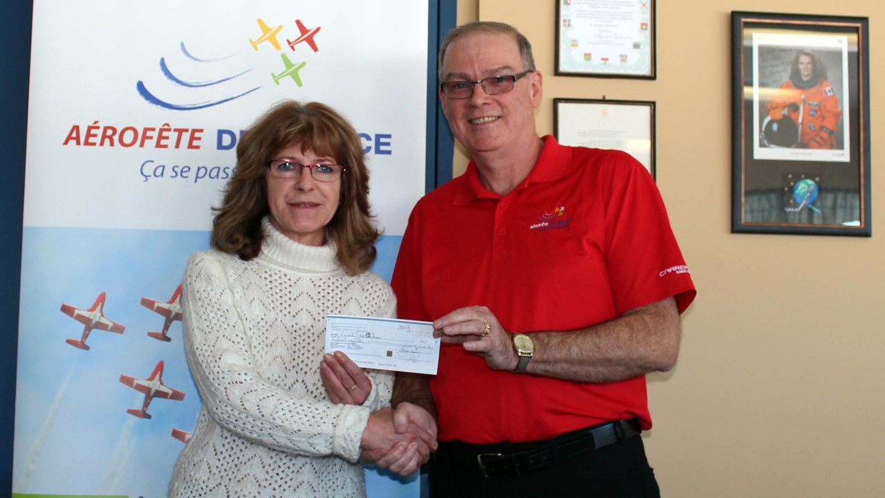 L’organisme l'Essentiel des Etchemins (500$). Sur la photo, Claire Bouchard et Gilles Lessard.