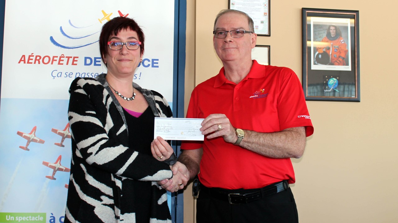 L'organisme les Frigos Pleins (500$). Sur la photo, Linda Bouchard et Gilles Lessard.