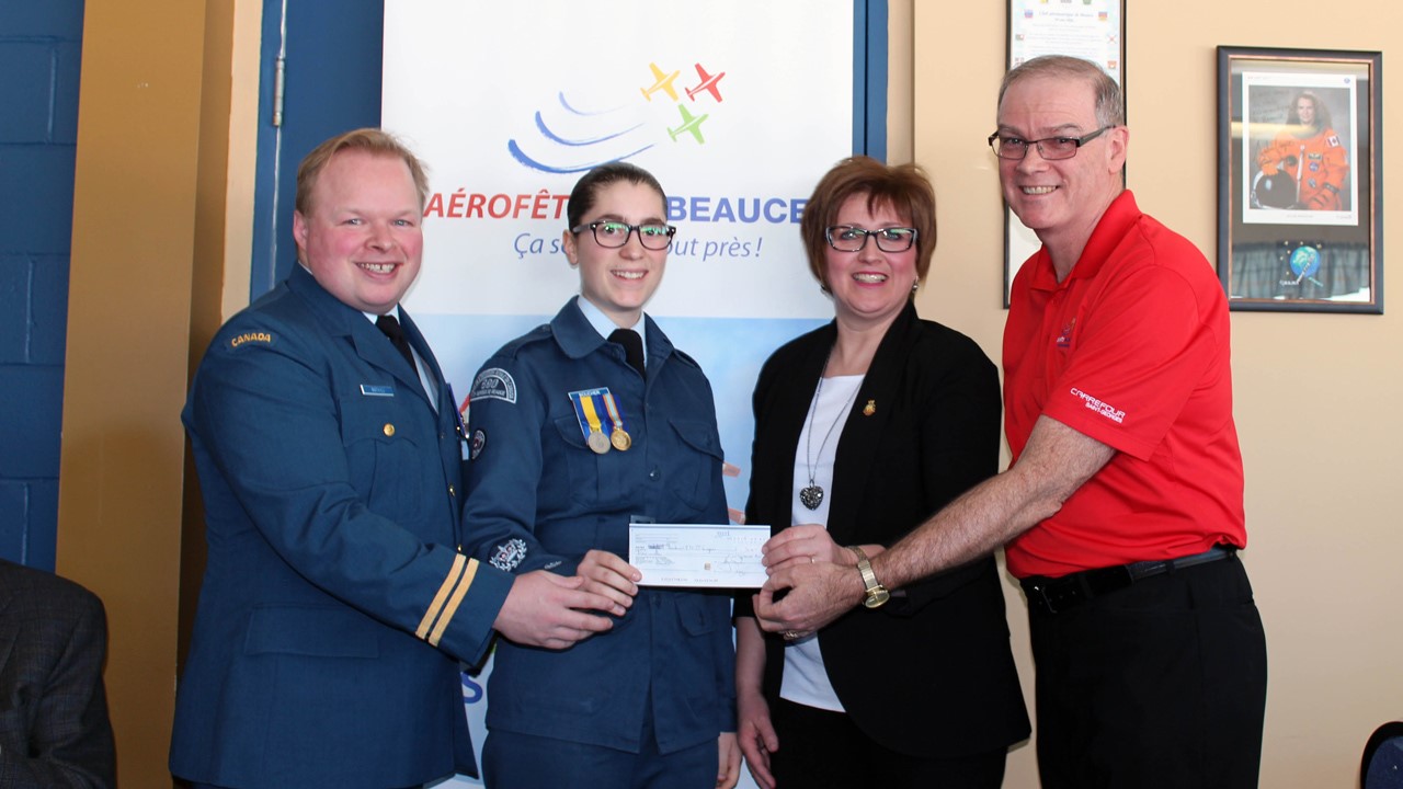 Cadets de l’air de St-Georges ($12,000 répartis sur 4 ans). De gauche à droite: le Capitaine Christian Mathieu, l' Adjudante Alexandra Boucher, la présidente Raymonde Blanchette, ainsi que Gilles Lessard, président du Comité organisateur de l'Aérofête.