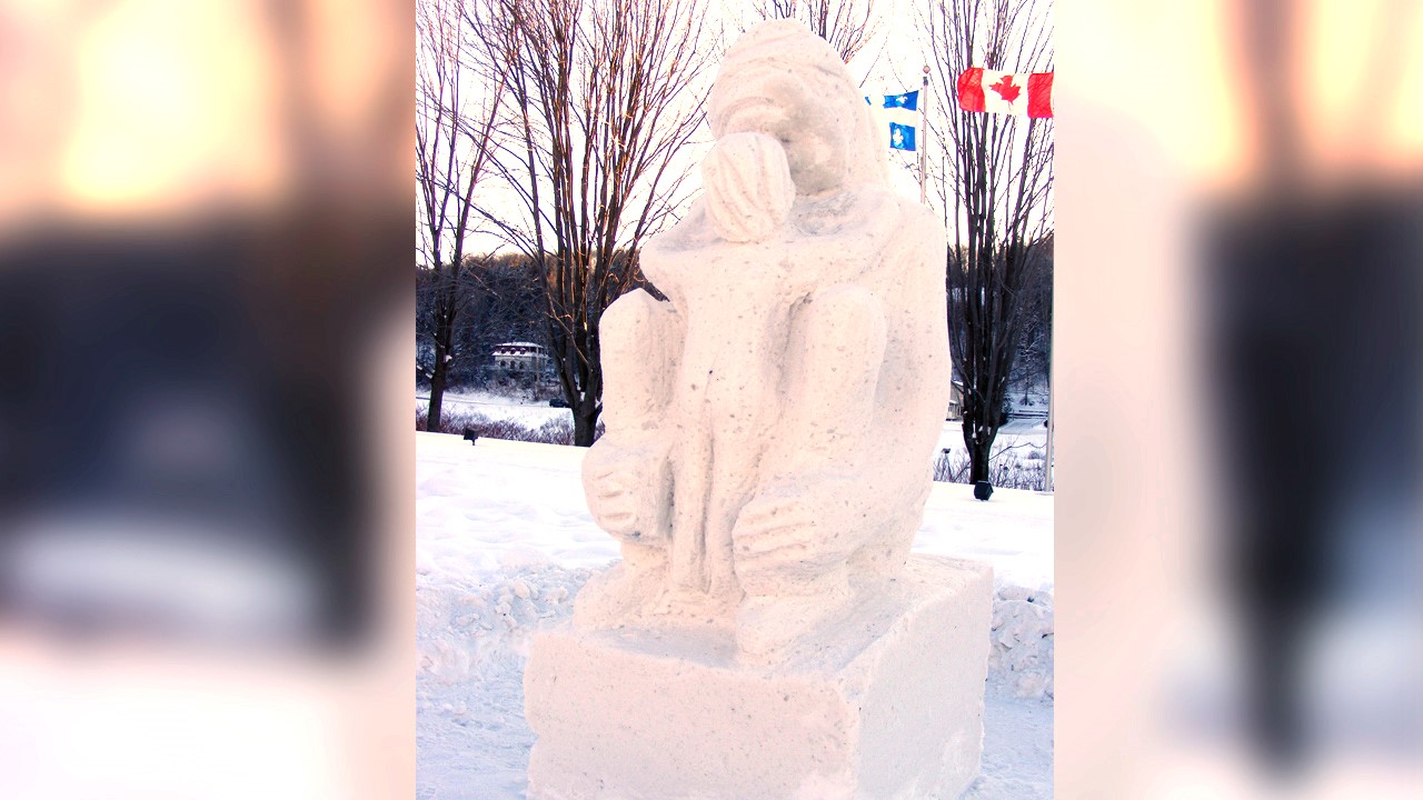 Une mention spéciale est faite à l’équipe de la famille Boucher, formée de Charles-Émile Boucher et de Daniel Boucher, pour leur œuvre d’une maman embrassant son enfant.