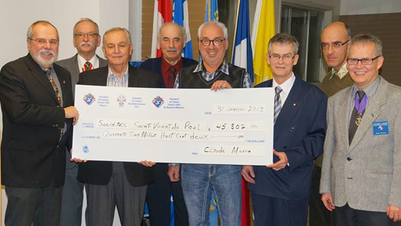 Remise du chèque aux deux Saint-Vincent de Paul de Saint-Georges. Sur la photo :
Claude Morin, président d`honneur, Yvan Mathieu Fidel Navigateur de l’Assemblée Beauce 1043, Caroll Morin de la Saint-Vincent de Paul de l’Assomption, Michel Veilleux du sous conseil 2283 secteur de Saint-Jean, Claude Duval de la Saint-Vincent de Paul de Saint-Georges, Richard Veilleux coordonnateur de la collecte, Pierre H. Veilleux du conseil du Nouveau Millénaire 12603, et Gérard Veilleux Grand Chevalier du conseil 2283.