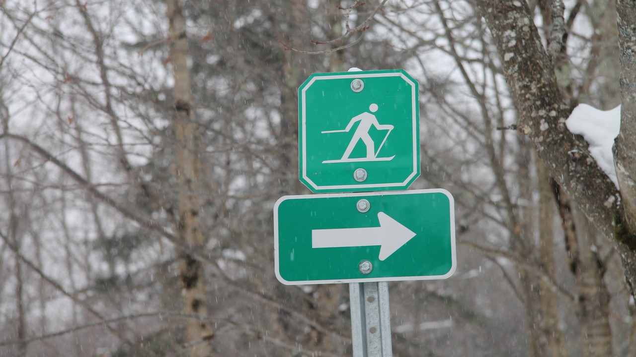 Pour skier, c'est par là-bas...