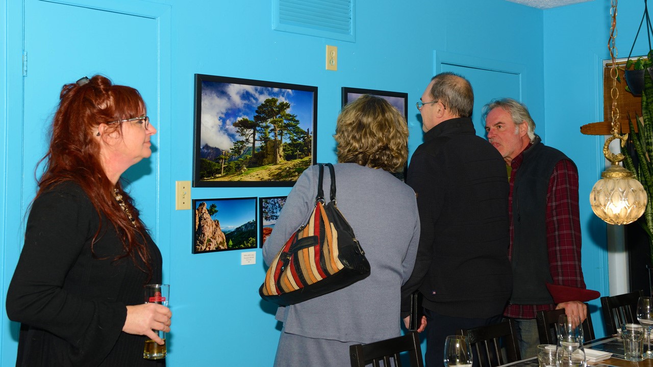 Un succès pour le vernissage de l’exposition « La Corse, Île de beauté » de Claude Gagné