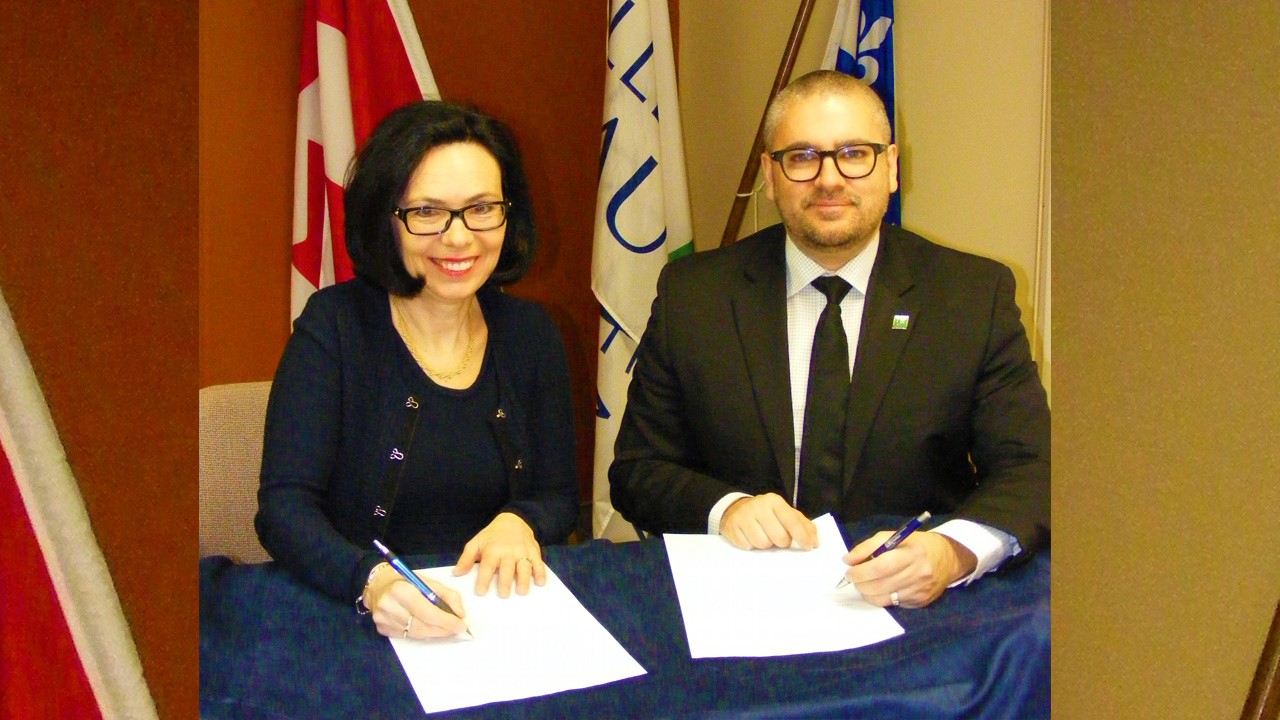 Sur la photo: La directrice des études du Cégep, Rachel Aubé, et le directeur général de la ville de Beauceville, Félix Nunez,