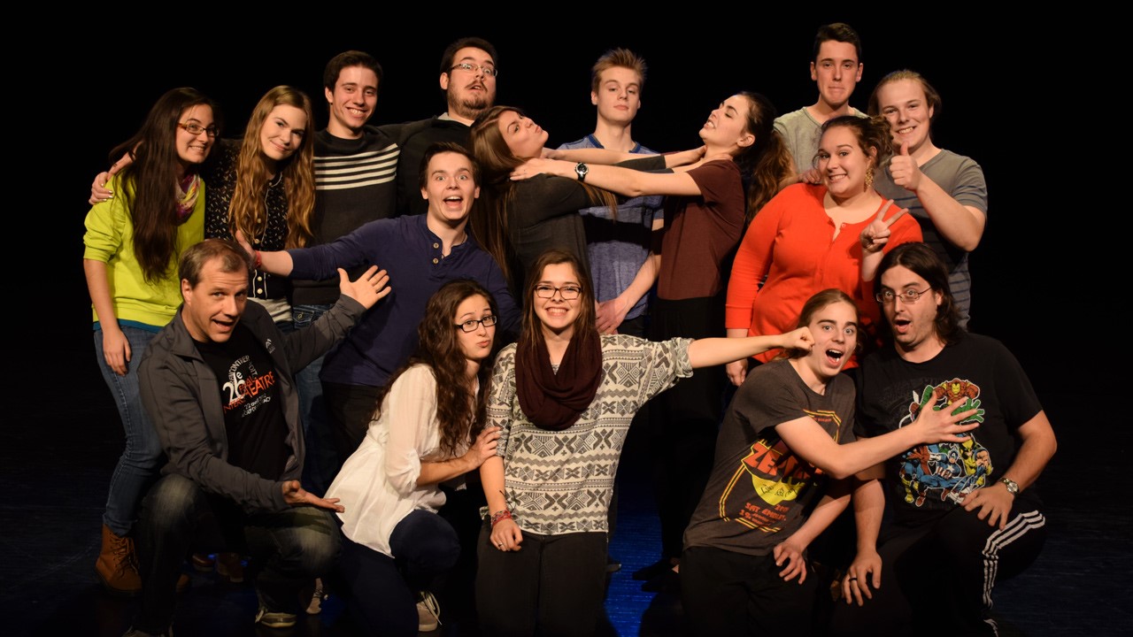 Sur la photo: Des membres de la troupe en compagnie de l’auteur et metteur en scène, Simon Poulin.