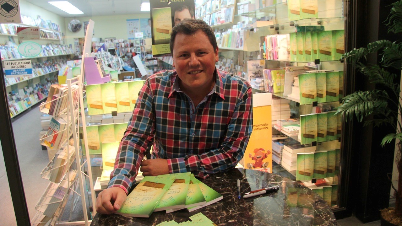 Maxime Landry tenait une session de signature à la Librairie Chaudière ce dimanche 15 février.