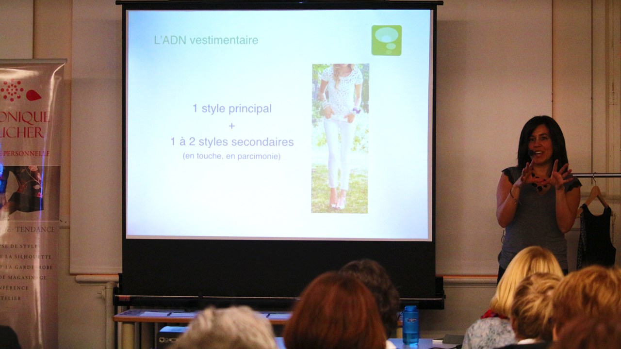 La styliste et conférencière Véronique Boucher était de passage à la Bibliothèque municipale de Saint-Georges dans le cadre d’une conférence intitulée « L’art vestimentaire : les essentiels de votre garde-robe et la réussite de vos agencements ».