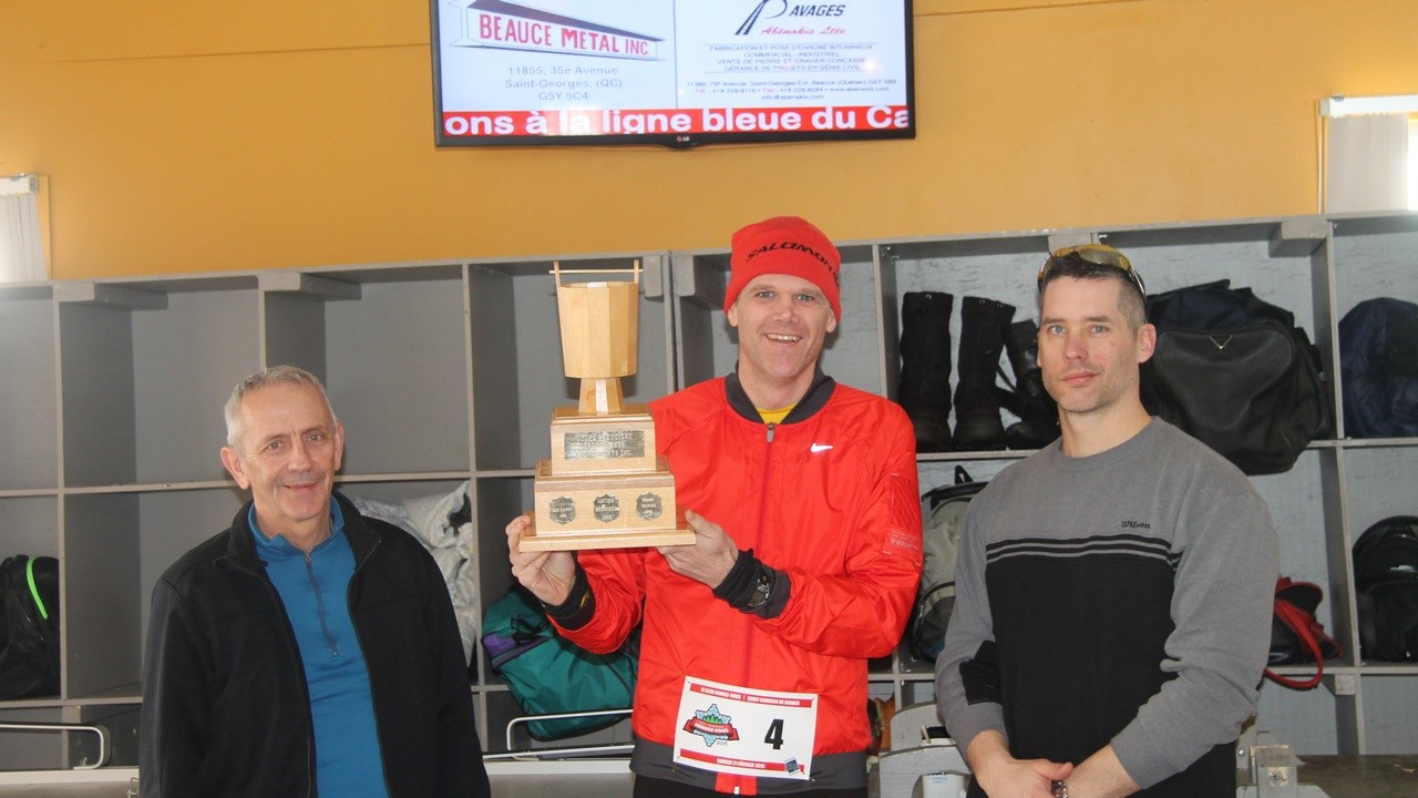 Les trois gagnants de la course de raquette.