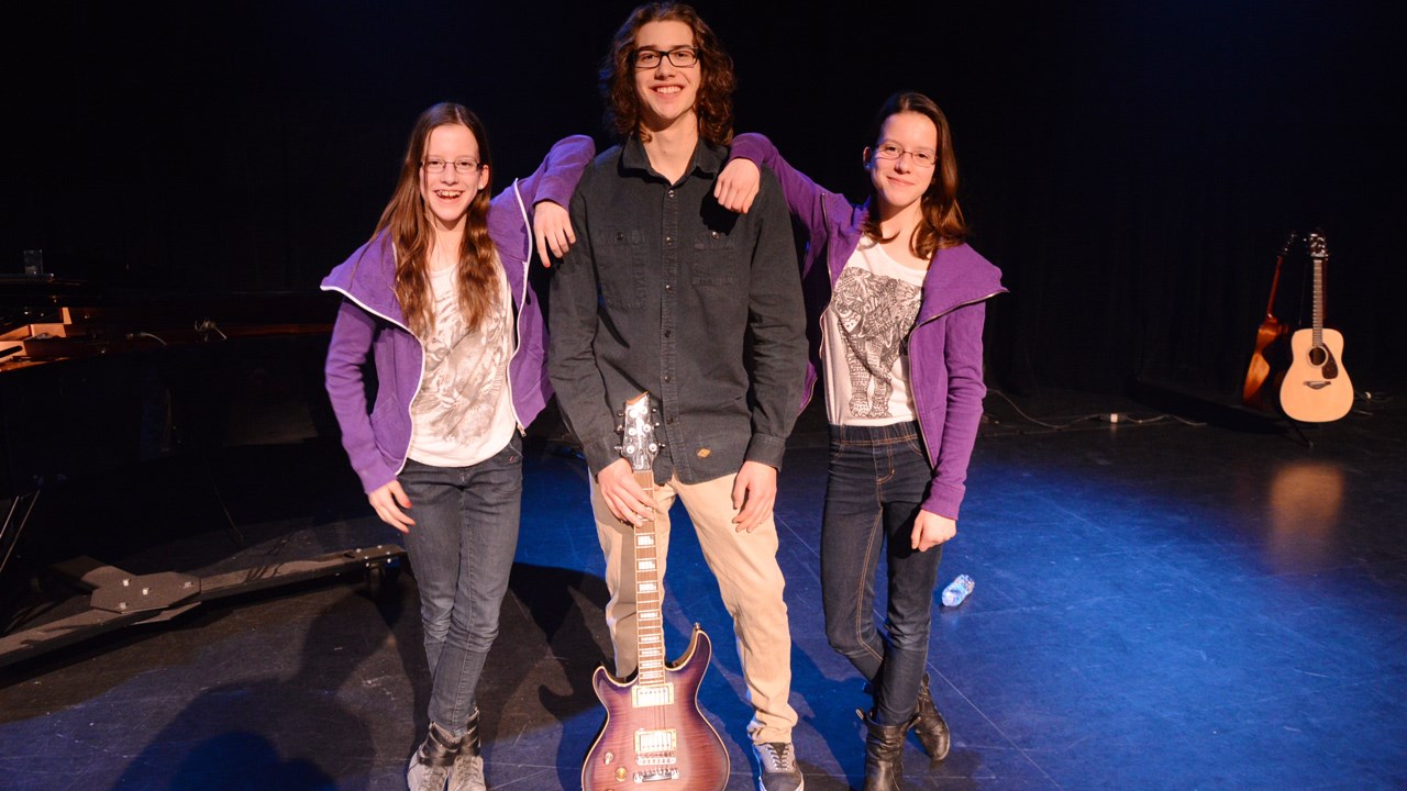 Les gagnants de la finale locale: Frédéric Vachon « Solo de guitare – interprétation », ainsi que les jumelles Annabelle et Anne-Marie Ferland « Les jumelles Ferland – Création totale »