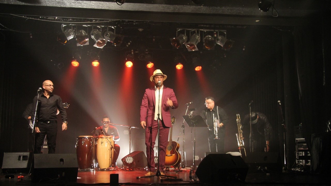 Dominique Hudson était en spectacle au Théâtre de l'Église ce vendredi 27 février. Sa musique tropicale et son énergie contagieuse ont réchauffé l'hiver le temps d'une soirée.