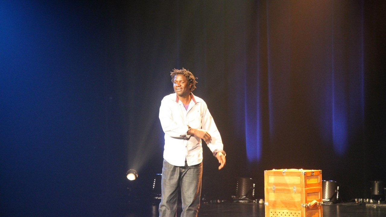 L’humoriste Boucar diouf était en spectacle à Saint-Georges ce 6 mars pour présenter son spectacle intitulé « Pour une raison X ou Y ».