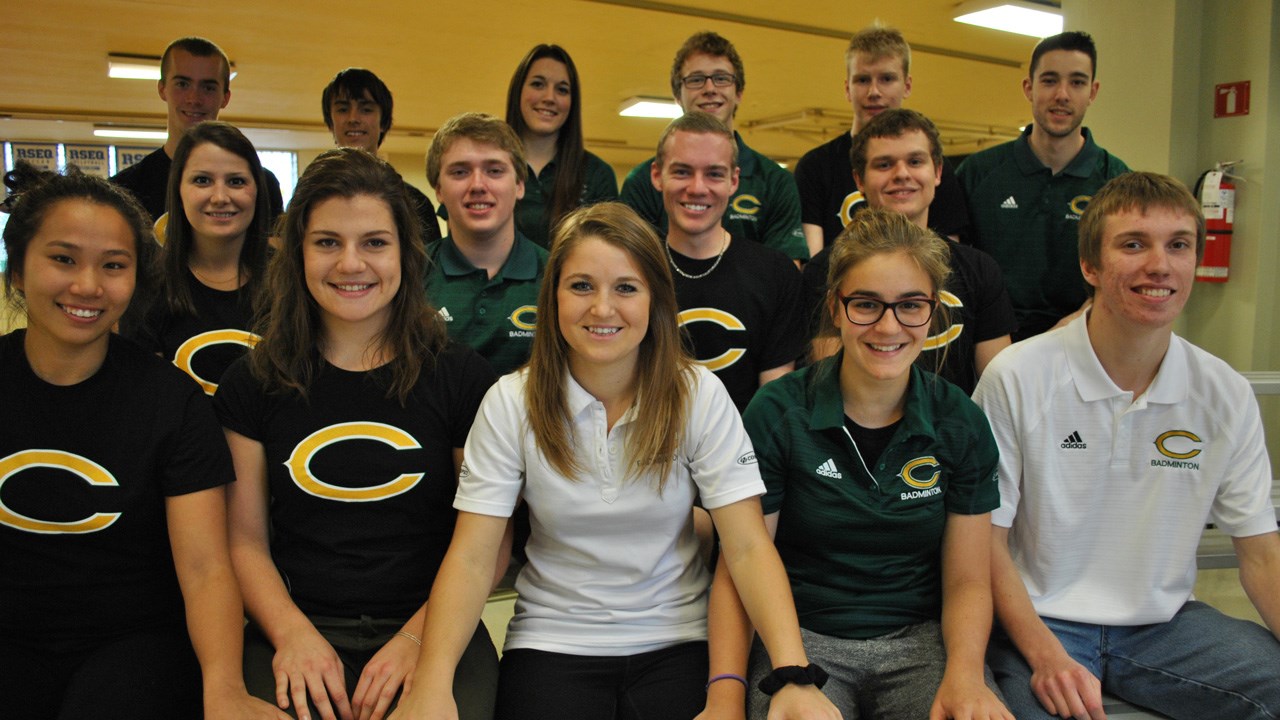 Sur la photo: L’équipe de badminton des Condors, dont une dizaine de membres participeront au championnat présenté à St-Joseph. Alex Leclerc qui est 2e favorite chez les filles est au centre, dans la première rangée, avec le chandail blanc.