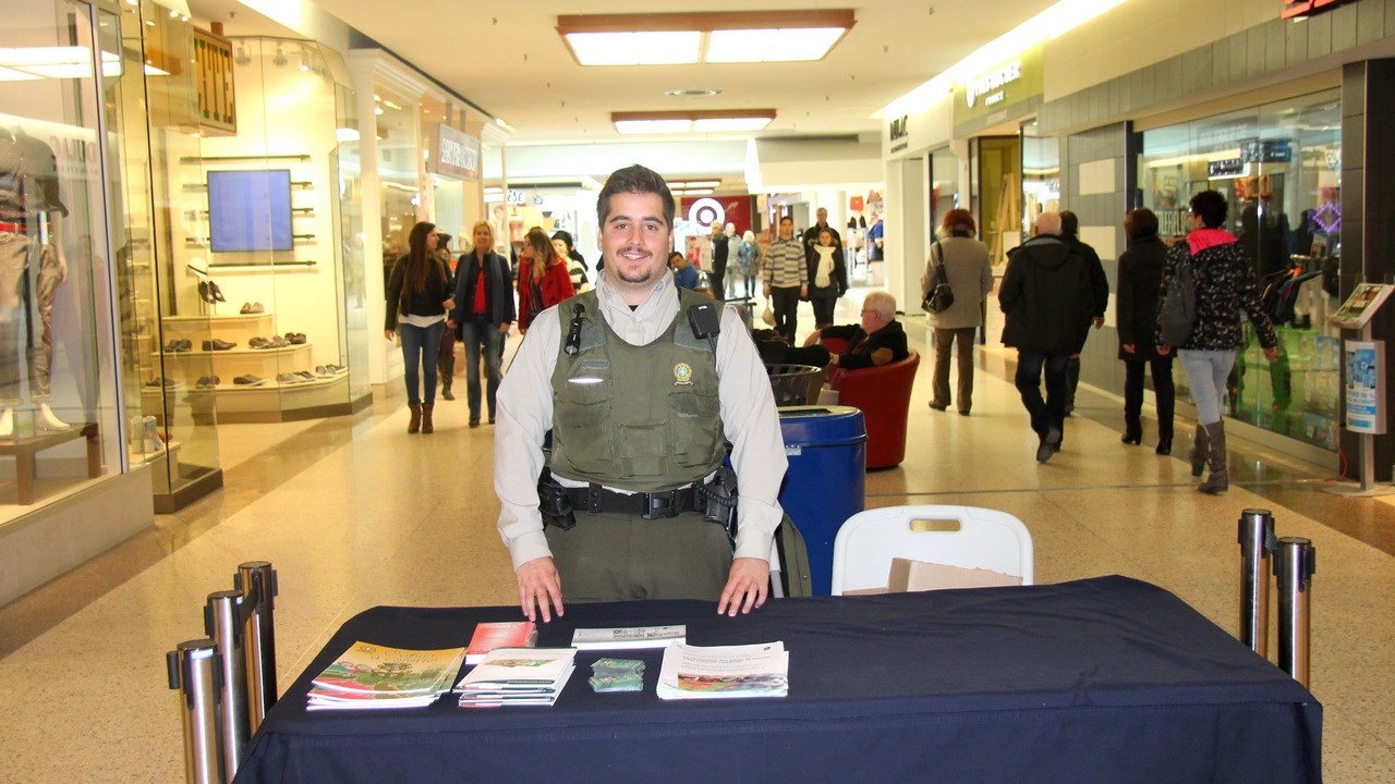 Un agent de la Sûreté du Québec tenait un kiosque sur la prévention de la fraude ce samedi 14 mars. L'activité avait lieu au Carrefour Saint-Georges, de 12 h à 16 h.