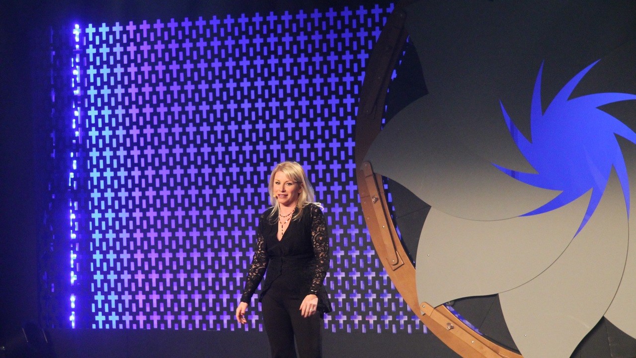 Cathy Gauthier était en spectacle à Saint-Georges ce samedi 14 mars. Elle a livré une excellente performance, avec son spectacle " Pas trop catholique ".