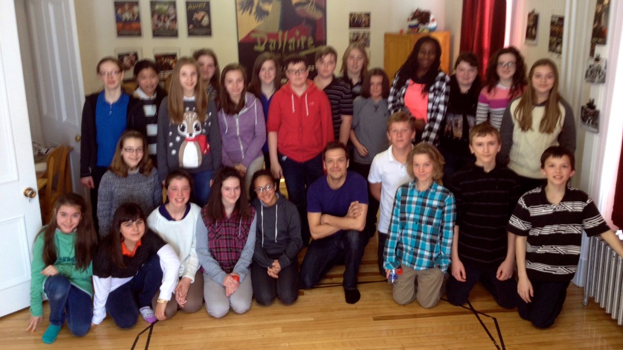 Les élèves du cours de théâtre du profil artistique de l’École Jésus-Marie de Beauceville ont eu le privilège de recevoir une classe de maître du comédien et metteur en scène Guillaume Perrault.