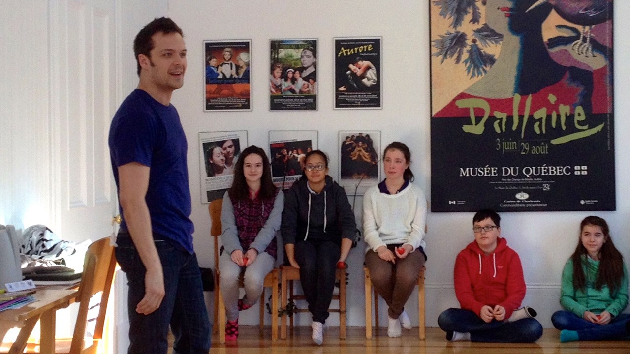 Les élèves du cours de théâtre du profil artistique de l’École Jésus-Marie de Beauceville ont eu le privilège de recevoir une classe de maître du comédien et metteur en scène Guillaume Perrault.